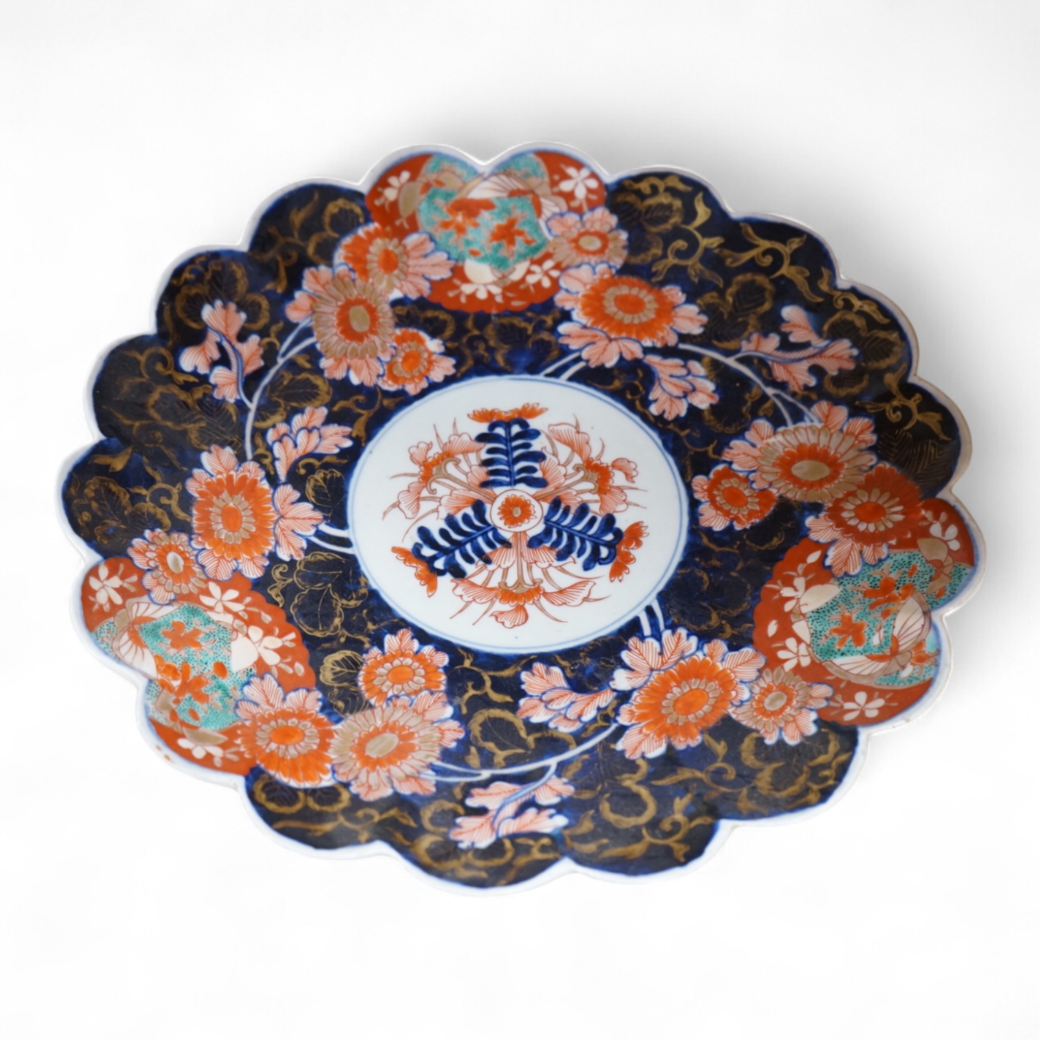 A Japanese Imari scalloped dish, 34cm in diameter